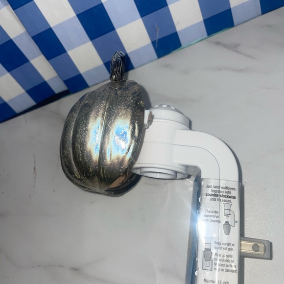 Bath and Bodyworks white pumpkin nightlight & mushroom and snail plug in NWT - Picture 4 of 6